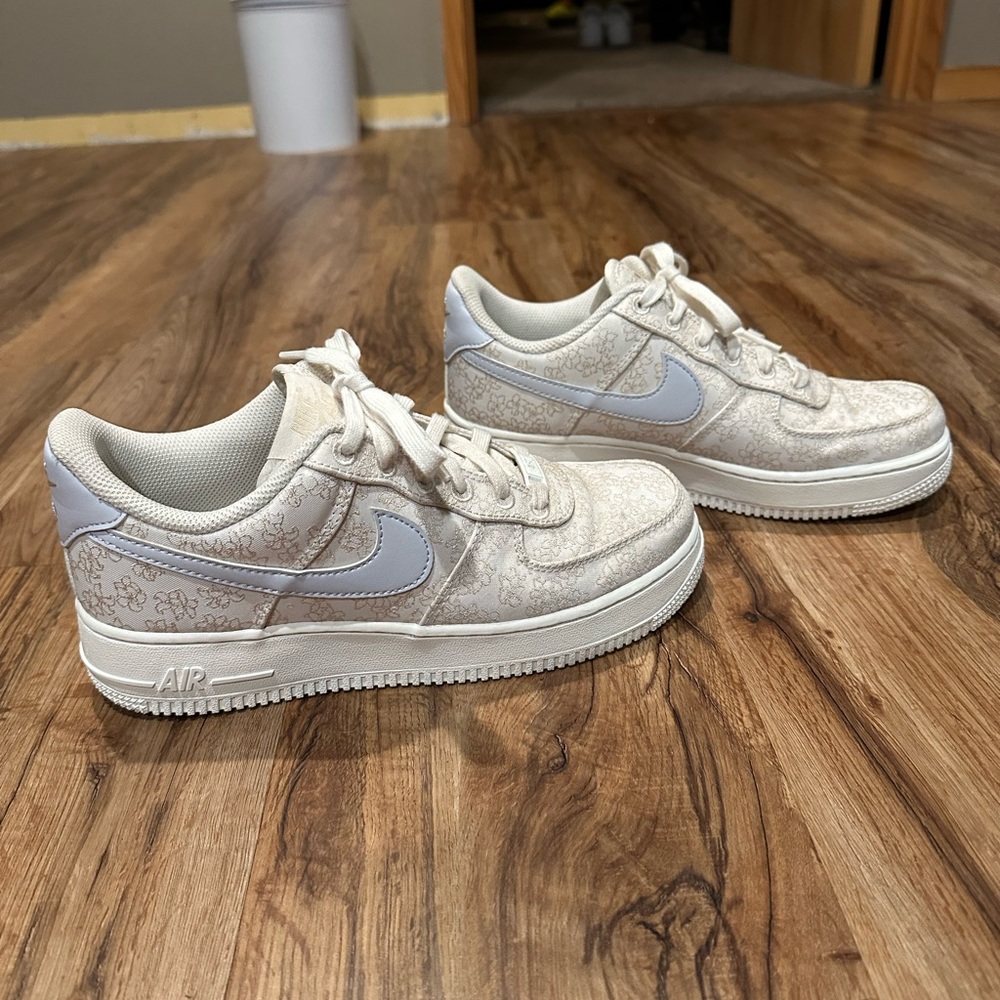 Nike Cream and Blue Sneakers Classic Design